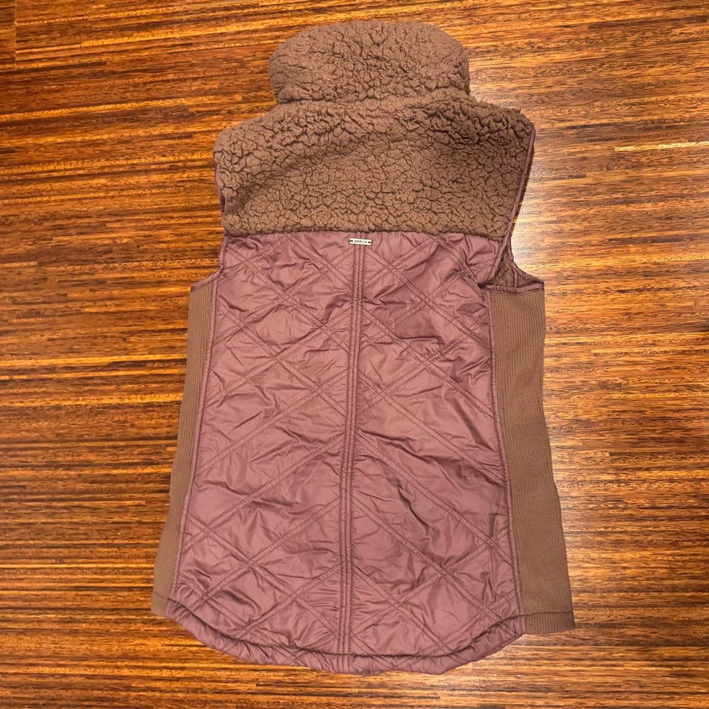 prAna Esla vest with a sherpa fleece lining and quilted front panels maroon XS - Picture 2 of 6